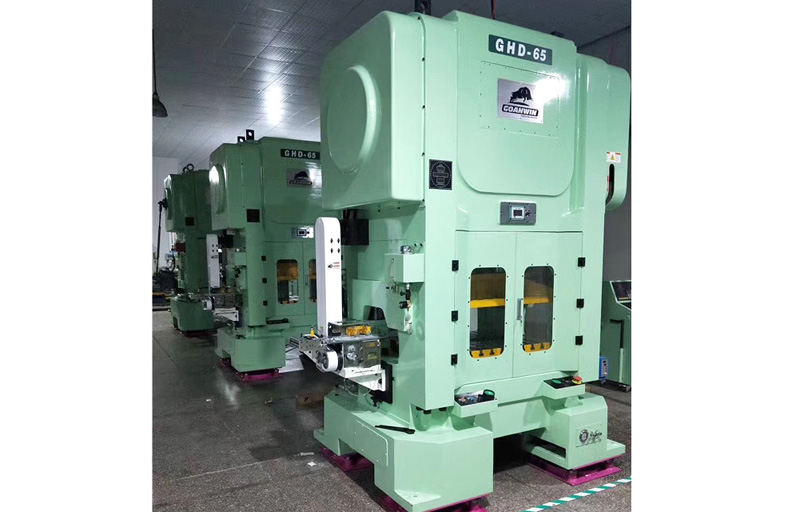 固安力冲床配午夜探花在线观看高速夹式午夜福利大片出机中